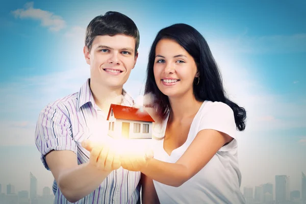 Casal segurando modelo de casa — Fotografia de Stock