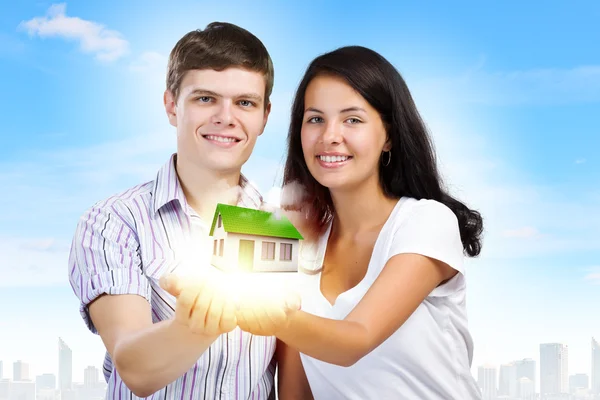 Casal segurando modelo de casa — Fotografia de Stock