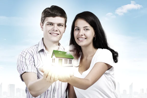 Couple holding model of house — Stock Photo, Image