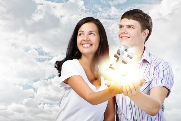 Couple holding pound sign — Stock Photo, Image