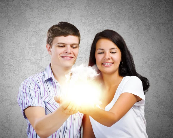 Casal segurando lâmpada elétrica — Fotografia de Stock