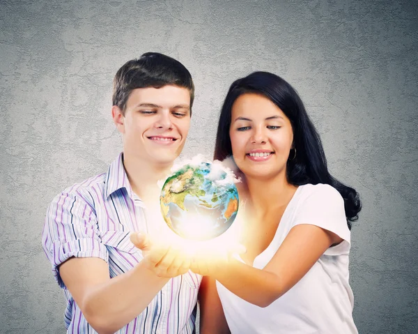 Couple holding earth planet — Stock Photo, Image