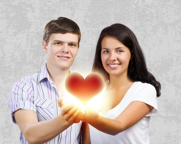 Çift holding kırmızı kalp — Stok fotoğraf