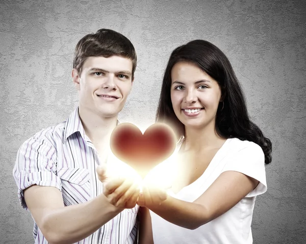 Casal segurando coração vermelho — Fotografia de Stock