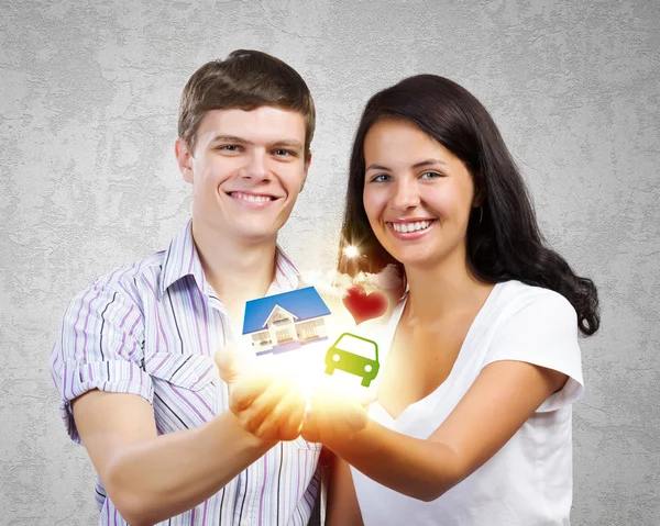 Feliz pareja joven —  Fotos de Stock