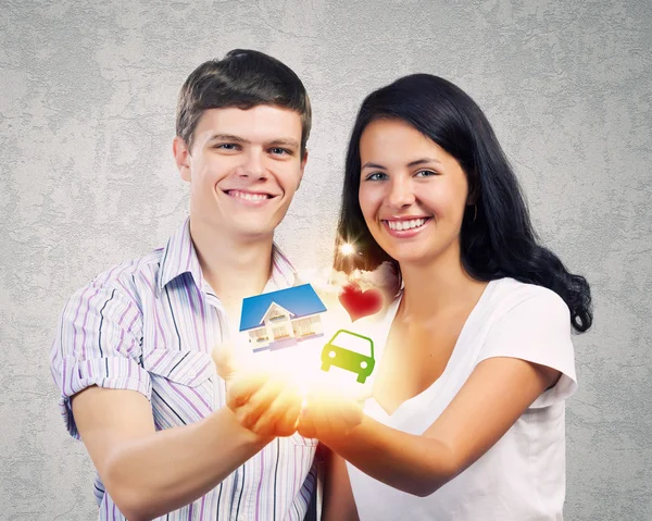 Feliz pareja joven — Foto de Stock