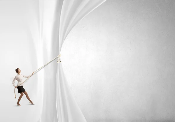 Mujer de negocios tirando de la cortina con cuerda — Foto de Stock