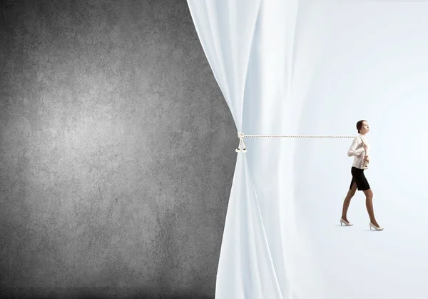 Geschäftsfrau zieht Vorhang mit Seil — Stockfoto