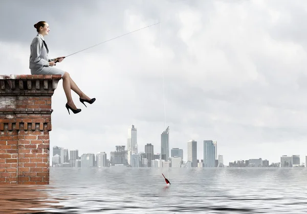Podnikatelka rybolov s tyčinkou — Stock fotografie