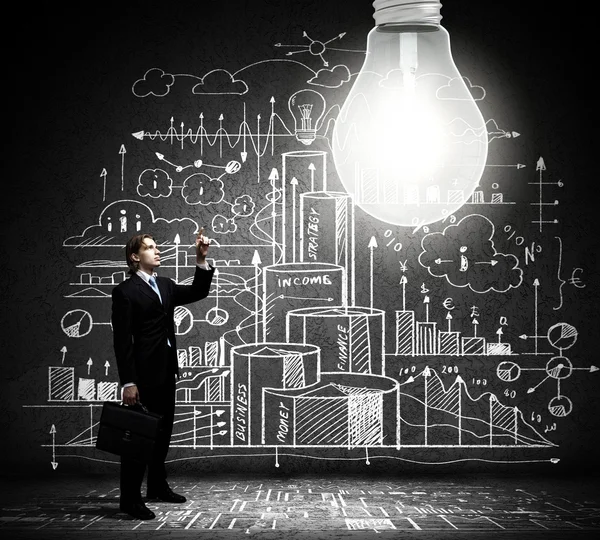 Empresário apontando para lâmpada — Fotografia de Stock