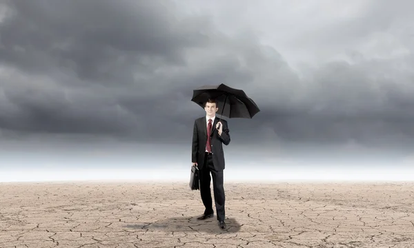 Geschäftsmann mit Regenschirm — Stockfoto