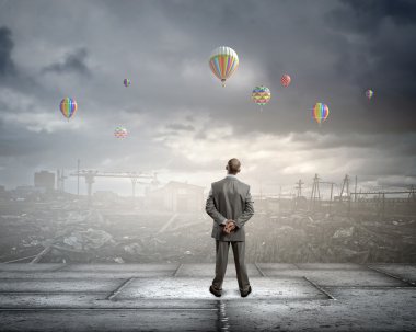 Balonlar arayan iş adamı