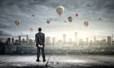 Balonlar arayan iş adamı