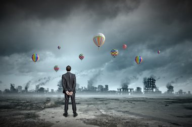 Balonlar arayan iş adamı