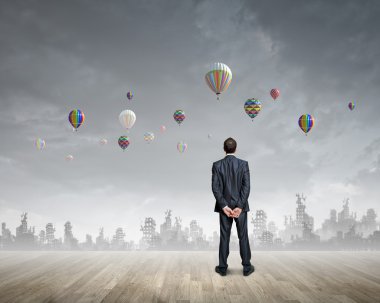 Balonlar arayan iş adamı