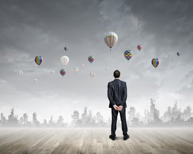 Balonlar arayan iş adamı