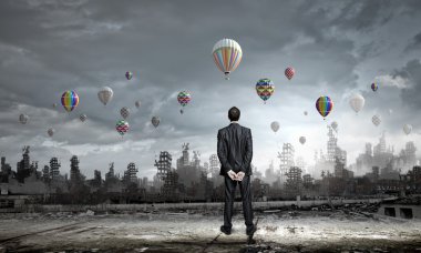 Balonlar arayan iş adamı