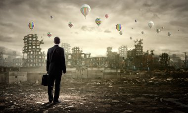 Balonlar arayan iş adamı