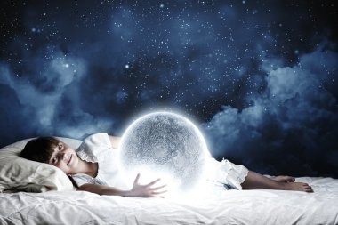 moon ile yatakta yatan kız