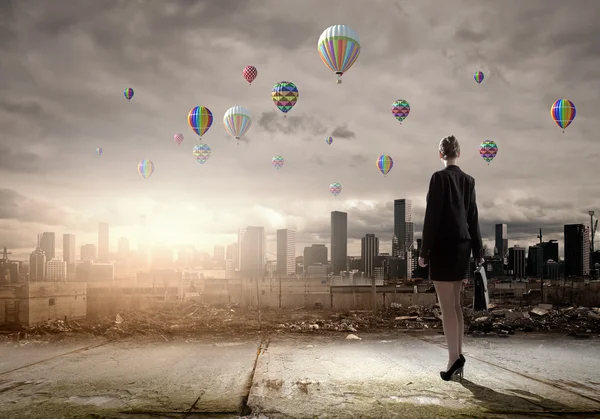 Zakenvrouw kijken naar ballonnen — Stockfoto