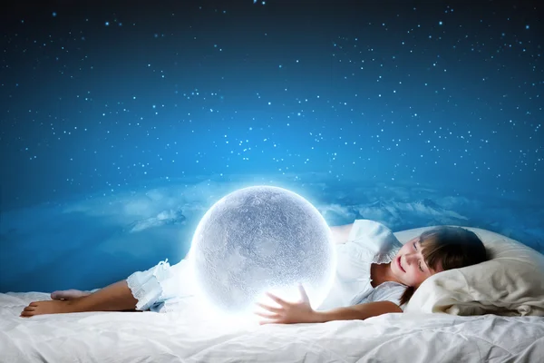 Mädchen liegt mit Mond im Bett — Stockfoto