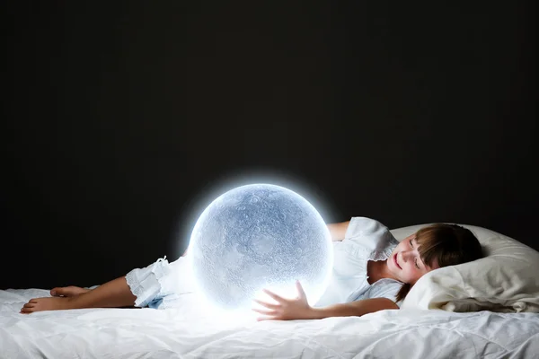 Ragazza sdraiata a letto con la luna — Foto Stock