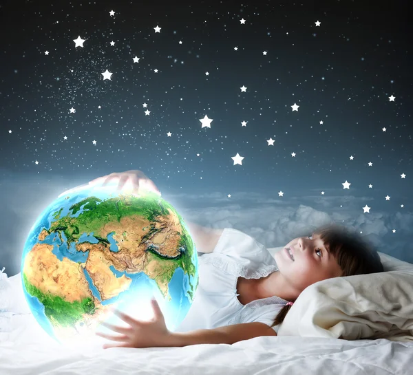 Mädchen liegt im Bett mit Mond-Erde-Planet — Stockfoto