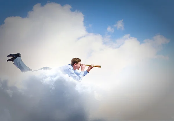 Mladý obchodník letící v nebi — Stock fotografie