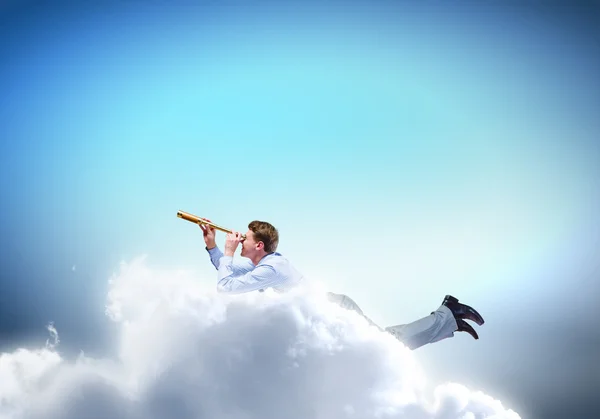 Jovem empresário voando no céu — Fotografia de Stock