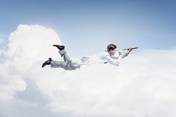 Joven hombre de negocios volando en el cielo —  Fotos de Stock