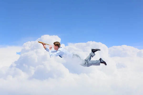 Jovem empresário voando no céu — Fotografia de Stock