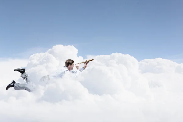 Jeune homme d'affaires volant dans le ciel — Photo