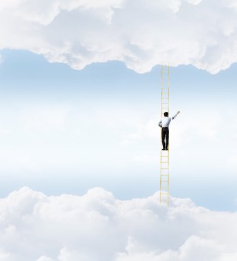 merdiven üzerinde duran işadamı