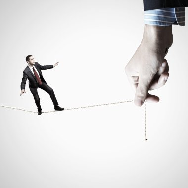 İş adamı ipte dengede duruyor