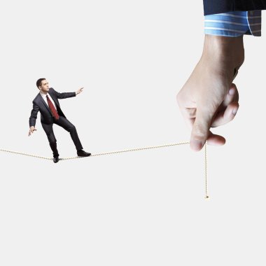 İş adamı ipte dengede duruyor