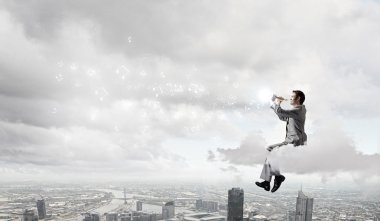 iş adamı oynayan flüt