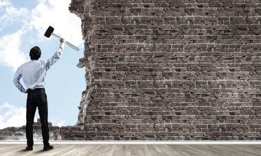 Elinde çekiç ile işadamı