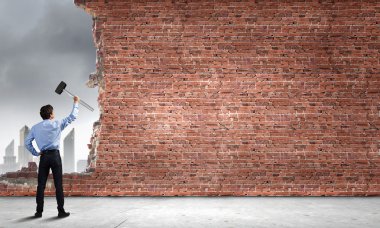 Elinde çekiç ile işadamı