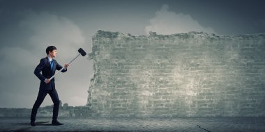 Elinde çekiç ile işadamı