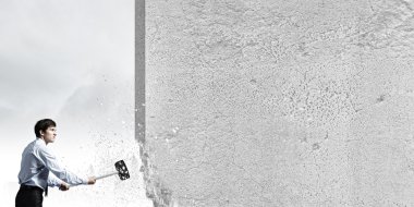 Elinde çekiç ile işadamı