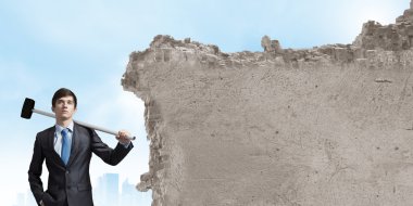 Elinde çekiç ile işadamı