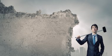 Elinde çekiç ile işadamı