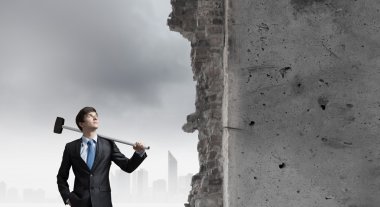 Elinde çekiç ile işadamı