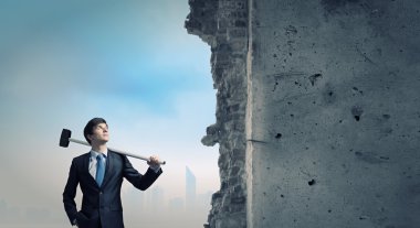 Elinde çekiç ile işadamı