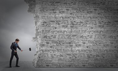 Elinde çekiç ile işadamı