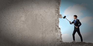 Elinde çekiç ile işadamı