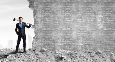 Elinde çekiç ile işadamı