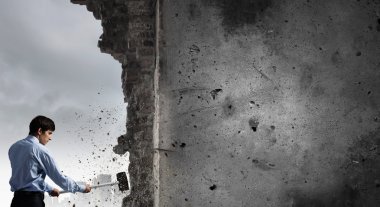 Elinde çekiç ile işadamı