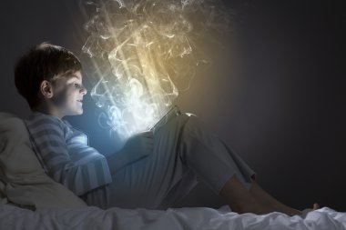 erkek yatakta Tablet PC'yi kullanma