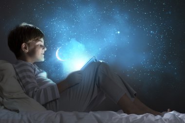 erkek yatakta Tablet PC'yi kullanma